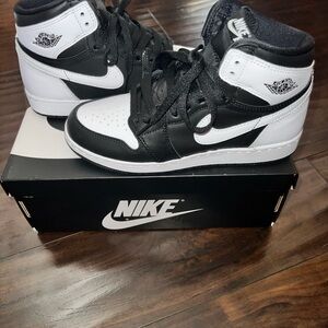 Nike Air Jordan 1 Retro Black and White Sneakers High-Top